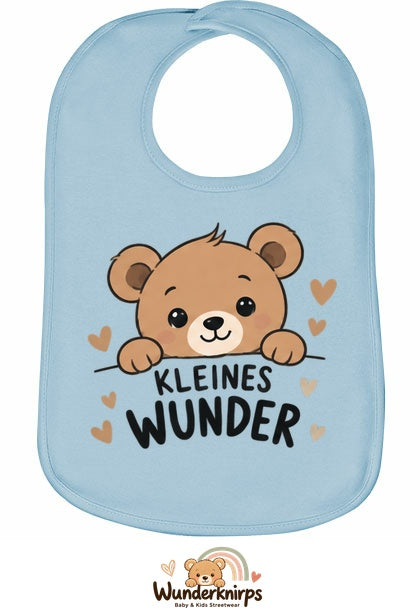 Baby-Lätzchen Olli-01 in Pastellblau mit Motiv Kleines Wunder – Bär