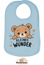 Baby-Lätzchen Olli-01 in Pastellblau mit Motiv Kleines Wunder – Bär