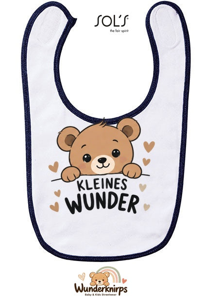 Baby-Lätzchen SOL’S Babib in Weiß / Marineblau mit Motiv Kleines Wunder – Bär