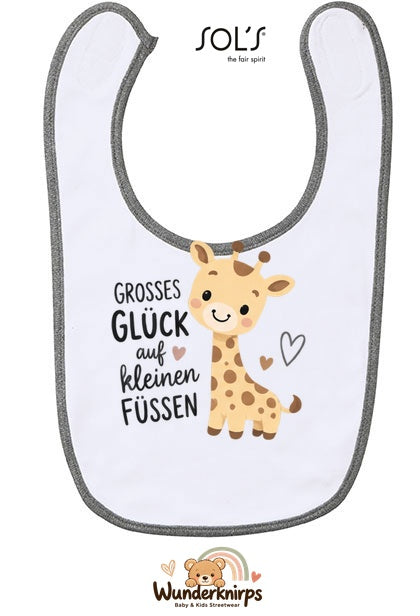Baby-Lätzchen SOL’S Babib in Weiß / Grau meliert mit Motiv Großes Glück – Giraffe