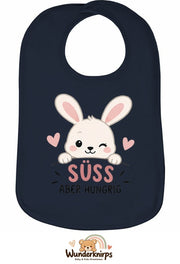 Baby-Lätzchen Olli-01 in Marineblau mit Motiv Süß, aber hungrig – Hase