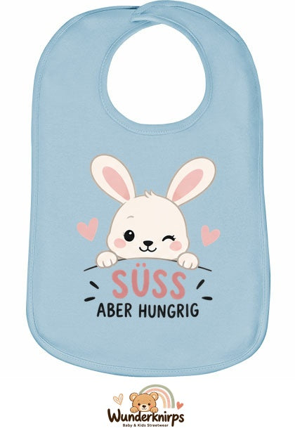 Baby-Lätzchen Olli-01 in Pastellblau mit Motiv Süß, aber hungrig – Hase