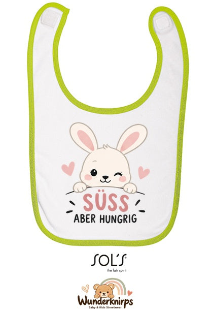 Baby-Lätzchen SOL’S Babib in Weiß / Apfelgrün mit Motiv Süß, aber hungrig – Hase