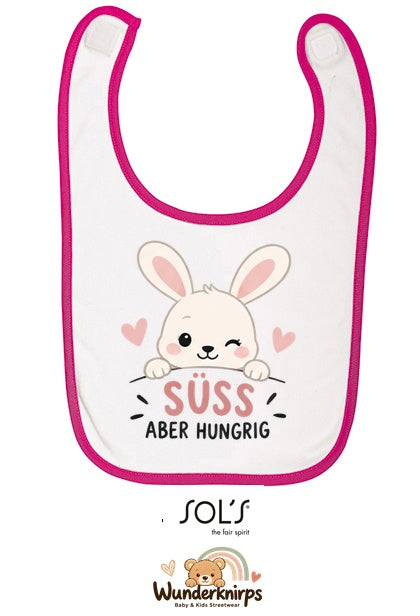 Baby-Lätzchen SOL’S Babib in Weiß / Fuchsia mit Motiv Süß, aber hungrig – Hase