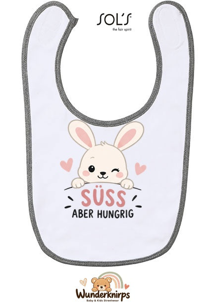 Baby-Lätzchen SOL’S Babib in Weiß / Grau meliert mit Motiv Süß, aber hungrig – Hase