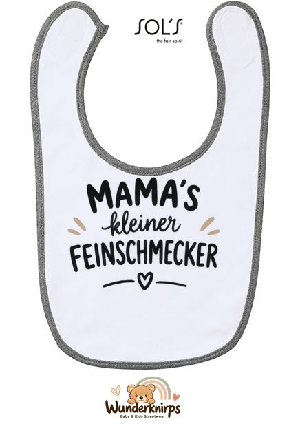 Baby-Lätzchen SOL’S Babib in Weiß / Grau meliert mit Motiv Mamas kleiner Feinschmecker