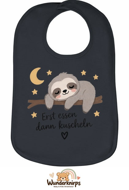 Baby-Lätzchen Olli-01 in Anthrazit mit Motiv Erst essen, dann kuscheln – Faultier
