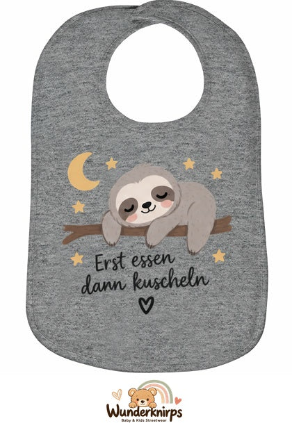 Baby-Lätzchen Olli-01 in Grau meliert mit Motiv Erst essen, dann kuscheln – Faultier