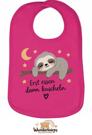 Baby-Lätzchen Olli-01 in Pink mit Motiv Erst essen, dann kuscheln – Faultier