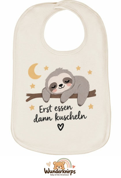 Baby-Lätzchen Olli-01 in Natur mit Motiv Erst essen, dann kuscheln – Faultier