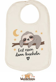 Baby-Lätzchen Olli-01 in Natur mit Motiv Erst essen, dann kuscheln – Faultier