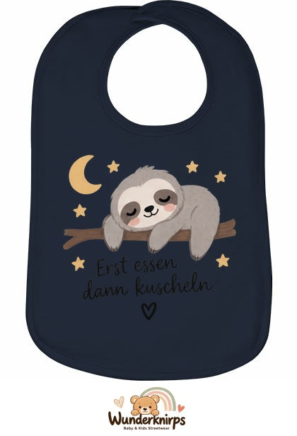 Baby-Lätzchen Olli-01 in Marineblau mit Motiv Erst essen, dann kuscheln – Faultier
