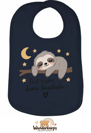 Baby-Lätzchen Olli-01 in Marineblau mit Motiv Erst essen, dann kuscheln – Faultier