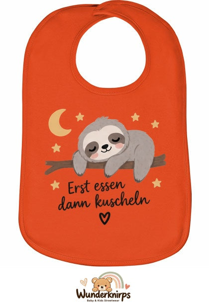 Baby-Lätzchen Olli-01 in Orange mit Motiv Erst essen, dann kuscheln – Faultier