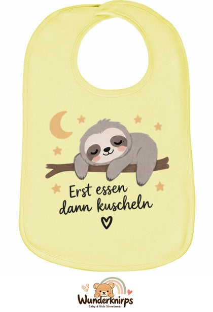 Baby-Lätzchen Olli-01 in Pastellgelb mit Motiv Erst essen, dann kuscheln – Faultier