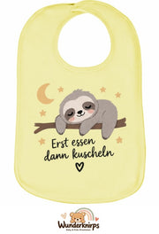 Baby-Lätzchen Olli-01 in Pastellgelb mit Motiv Erst essen, dann kuscheln – Faultier