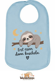 Baby-Lätzchen Olli-01 in Pastellblau mit Motiv Erst essen, dann kuscheln – Faultier