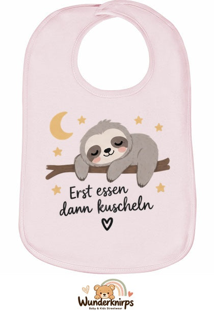 Baby-Lätzchen Olli-01 in Pastellrosa mit Motiv Erst essen, dann kuscheln – Faultier