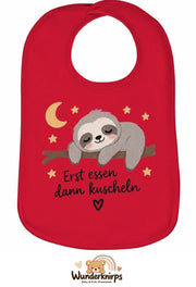 Baby-Lätzchen Olli-01 in Rot mit Motiv Erst essen, dann kuscheln – Faultier
