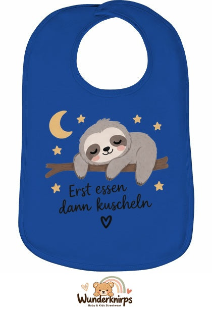 Baby-Lätzchen Olli-01 in Royalblau mit Motiv Erst essen, dann kuscheln – Faultier