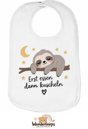 Baby-Lätzchen Olli-01 in Weiß mit Motiv Erst essen, dann kuscheln – Faultier