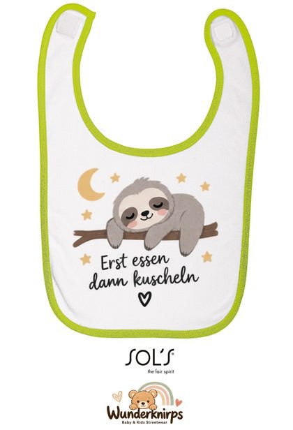 Baby-Lätzchen SOL’S Babib in Weiß / Apfelgrün mit Motiv Erst essen, dann kuscheln – Faultier