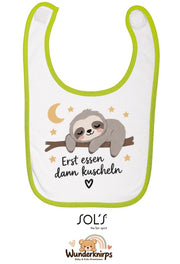Baby-Lätzchen SOL’S Babib in Weiß / Apfelgrün mit Motiv Erst essen, dann kuscheln – Faultier