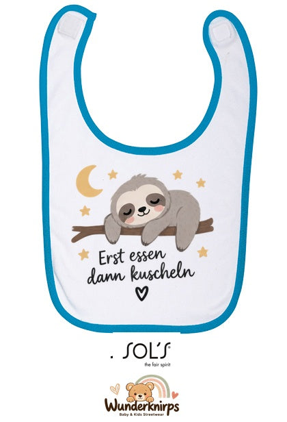 Baby-Lätzchen SOL’S Babib in Weiß / Aqua mit Motiv Erst essen, dann kuscheln – Faultier