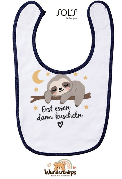 Baby-Lätzchen SOL’S Babib in Weiß / Marineblau mit Motiv Erst essen, dann kuscheln – Faultier