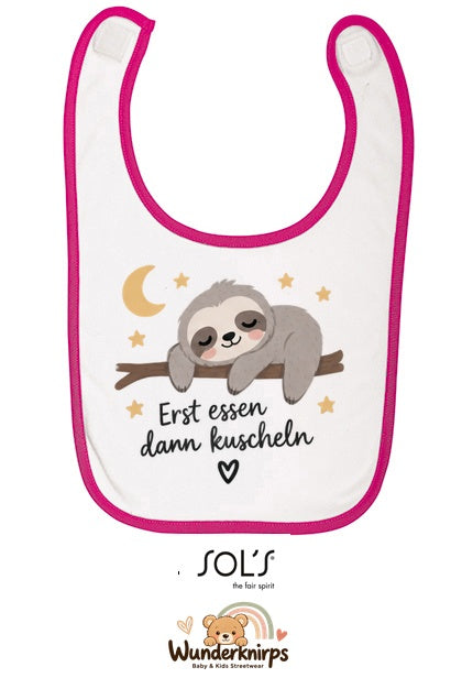 Baby-Lätzchen SOL’S Babib in Weiß / Fuchsia mit Motiv Erst essen, dann kuscheln – Faultier