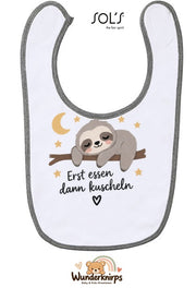 Baby-Lätzchen SOL’S Babib in Weiß / Grau meliert mit Motiv Erst essen, dann kuscheln – Faultier