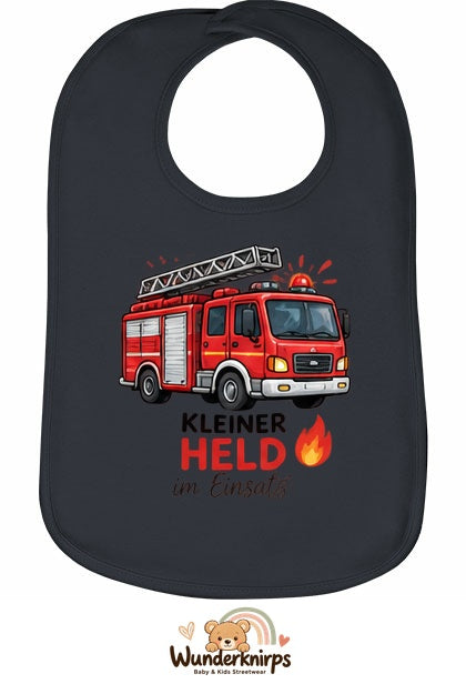 Baby-Lätzchen Olli-01 in Anthrazit mit Motiv Kleiner Held – Feuerwehr