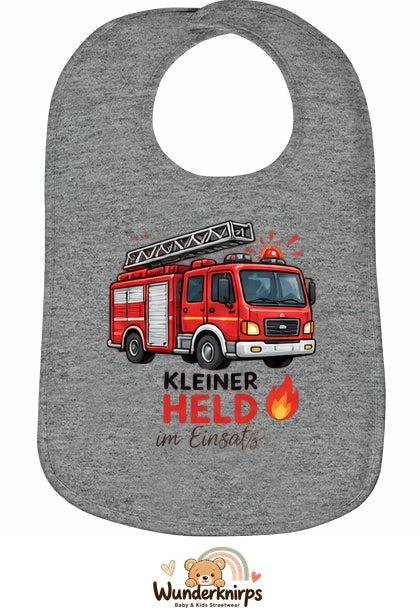 Baby-Lätzchen Olli-01 in Grau meliert mit Motiv Kleiner Held – Feuerwehr