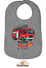 Baby-Lätzchen Olli-01 in Grau meliert mit Motiv Kleiner Held – Feuerwehr