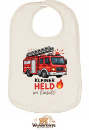 Baby-Lätzchen Olli-01 in Natur mit Motiv Kleiner Held – Feuerwehr