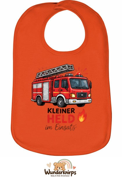 Baby-Lätzchen Olli-01 in Orange mit Motiv Kleiner Held – Feuerwehr