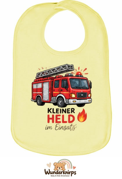Baby-Lätzchen Olli-01 in Pastellgelb mit Motiv Kleiner Held – Feuerwehr