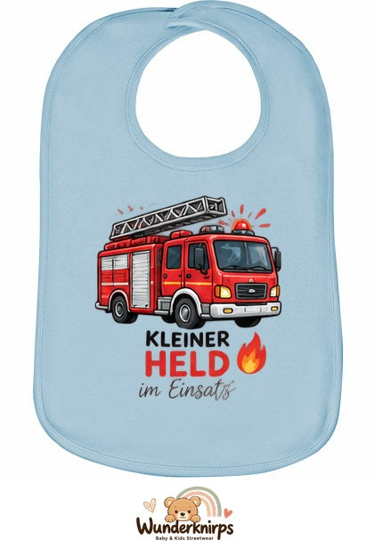 Baby-Lätzchen Olli-01 in Pastellblau mit Motiv Kleiner Held – Feuerwehr