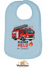 Baby-Lätzchen Olli-01 in Pastellblau mit Motiv Kleiner Held – Feuerwehr