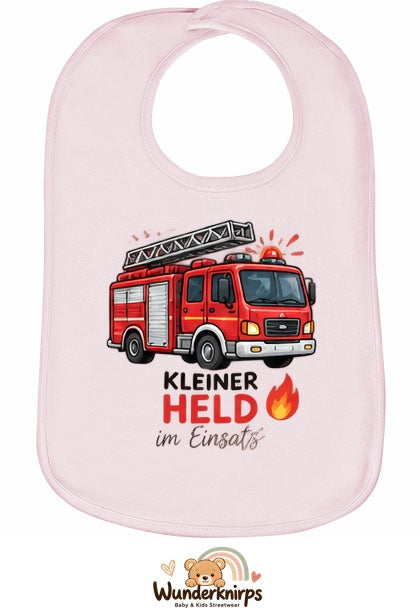 Baby-Lätzchen Olli-01 in Pastellrosa mit Motiv Kleiner Held – Feuerwehr