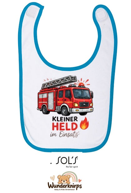 Baby-Lätzchen SOL’S Babib in Weiß / Aqua mit Motiv Kleiner Held – Feuerwehr