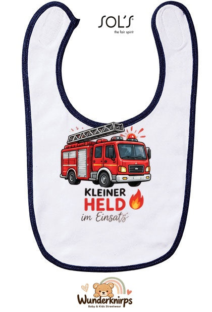 Baby-Lätzchen SOL’S Babib in Weiß / Marineblau mit Motiv Kleiner Held – Feuerwehr