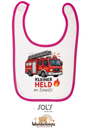 Baby-Lätzchen SOL’S Babib in Weiß / Fuchsia mit Motiv Kleiner Held – Feuerwehr