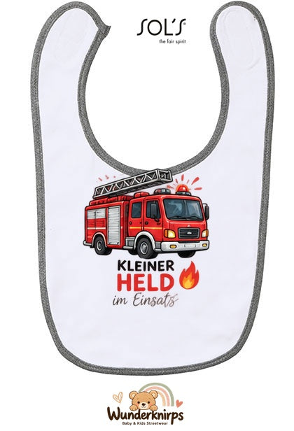 Baby-Lätzchen SOL’S Babib in Weiß / Grau meliert mit Motiv Kleiner Held – Feuerwehr