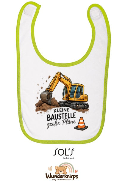 Baby-Lätzchen SOL’S Babib in Weiß / Apfelgrün mit Motiv Kleine Baustelle – Bagger
