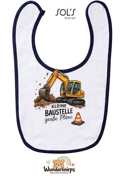 Baby-Lätzchen SOL’S Babib in Weiß / Marineblau mit Motiv Kleine Baustelle – Bagger