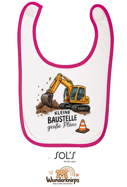 Baby-Lätzchen SOL’S Babib in Weiß / Fuchsia mit Motiv Kleine Baustelle – Bagger