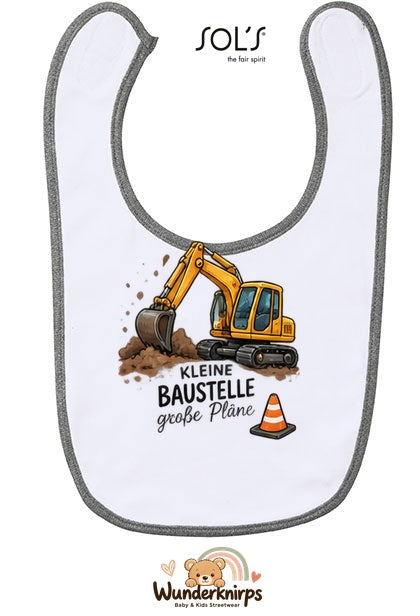 Baby-Lätzchen SOL’S Babib in Weiß / Grau meliert mit Motiv Kleine Baustelle – Bagger
