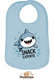Baby-Lätzchen Olli-01 in Pastellblau mit Motiv Snack-Experte – Hai