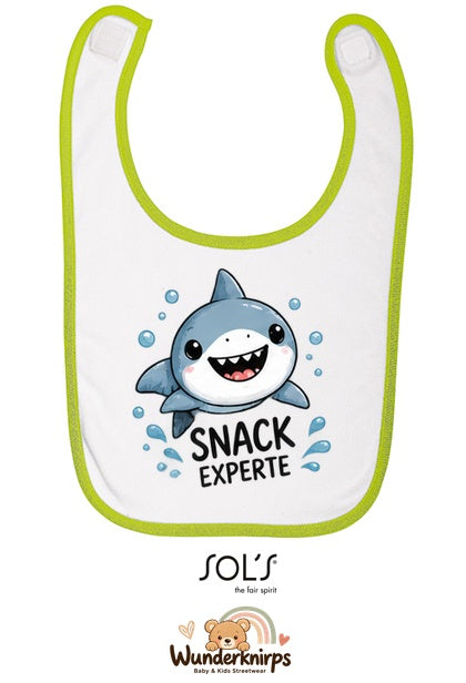 Baby-Lätzchen SOL’S Babib in Weiß / Apfelgrün mit Motiv Snack-Experte – Hai